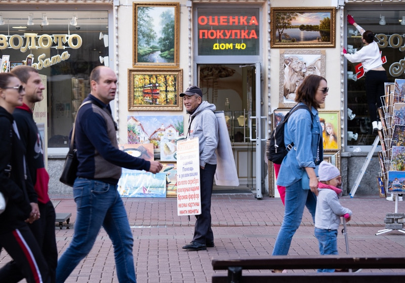 Người dân trên phố đi bộ ở Thủ đô Moscow. (Ảnh: THANH THỂ)