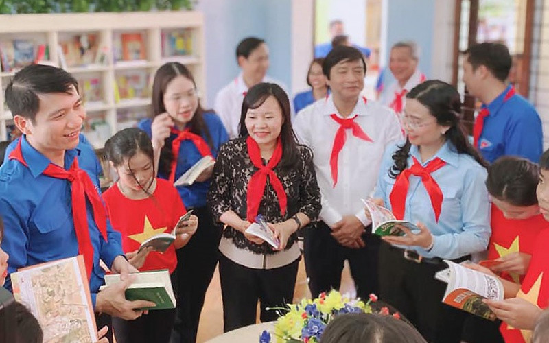 Các đồng chí đại diện lãnh đạo các bộ, ngành và địa phương cùng đại biểu "Cháu ngoan Bác Hồ" năm 2020 tham quan Công trình măng non.