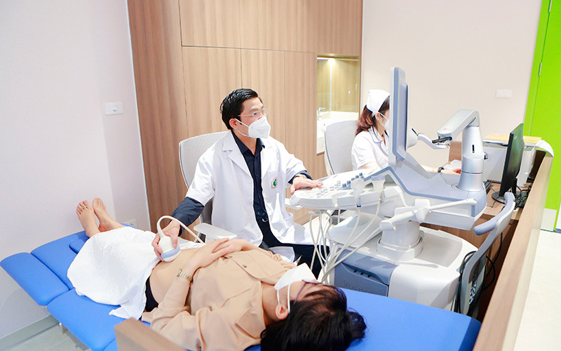 PGS, TS Nguyễn Duy Ánh siêu âm cho thai phụ.