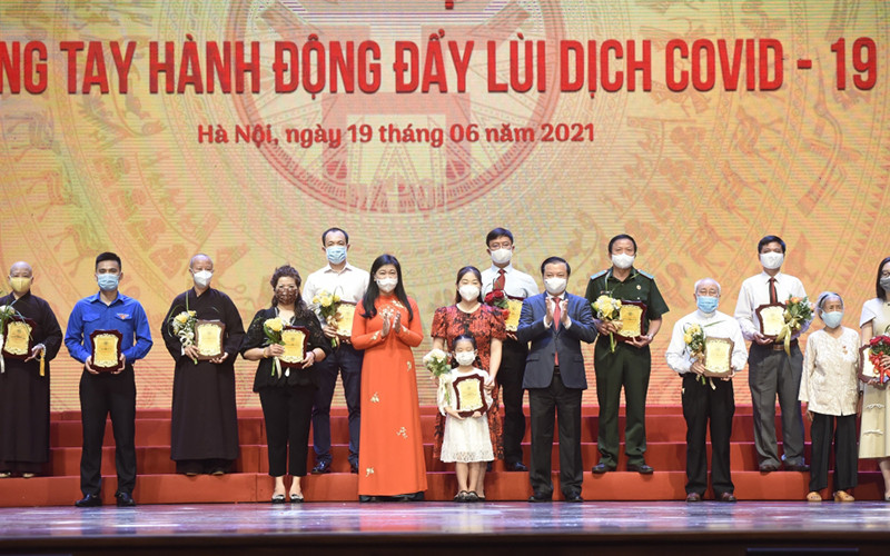 Lãnh đạo thành phố Hà Nội trao biểu trưng cảm ơn các tập thể, cá nhân đã tham gia ủng hộ Chương trình.