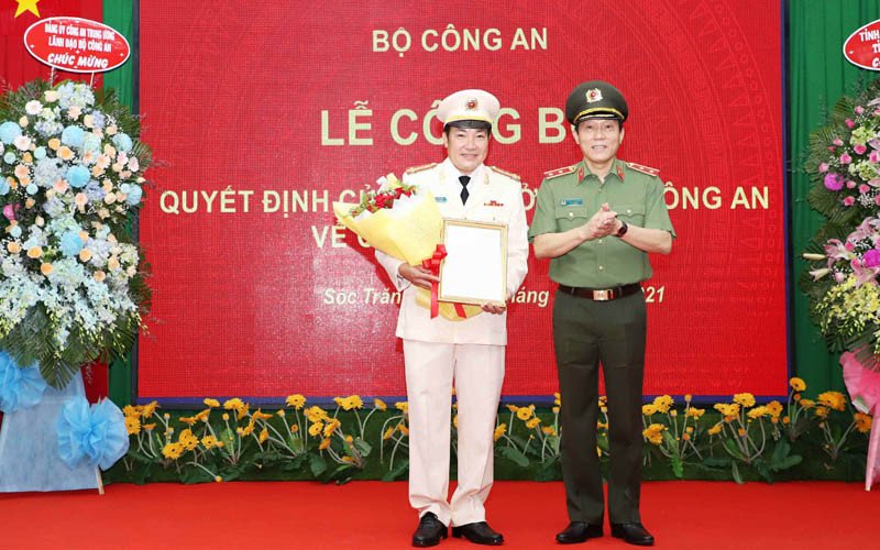 Thứ trưởng - Trung tướng Lương Tam Quang trao Quyết định bổ nhiệm chức vụ Giám đốc Công an Sóc Trăng cho Đại tá Lâm Thành Sol.