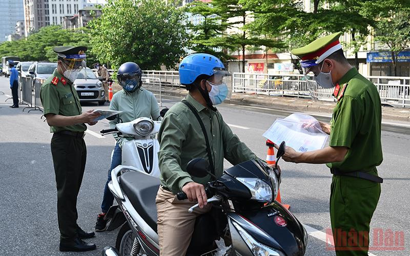 Từ mai, thành phố không áp dụng phân vùng và kiểm soát giấy đi đường, (Ảnh: DUY LINH)