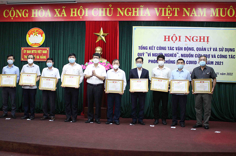 Khen thưởng các đơn vị thực hiện tốt công tác vận động Quỹ “Vì người nghèo”.