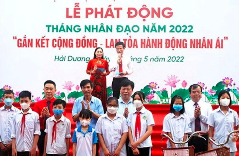 Các em học sinh có hoàn cảnh khó khăn được tặng xe đạp tại buổi lễ.