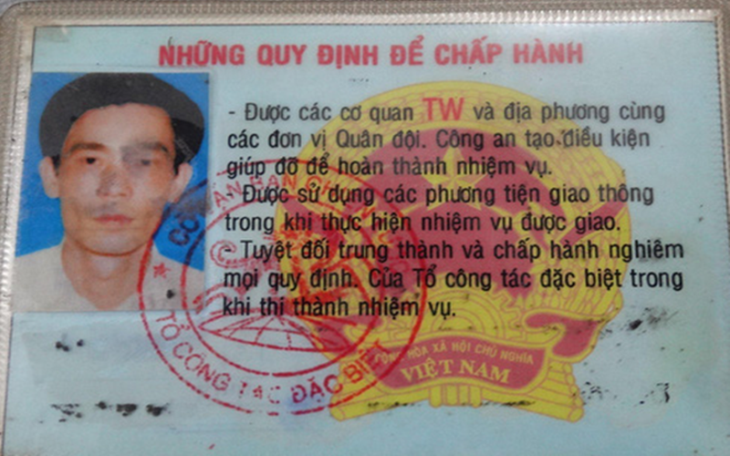 Tấm thẻ công vụ giả.