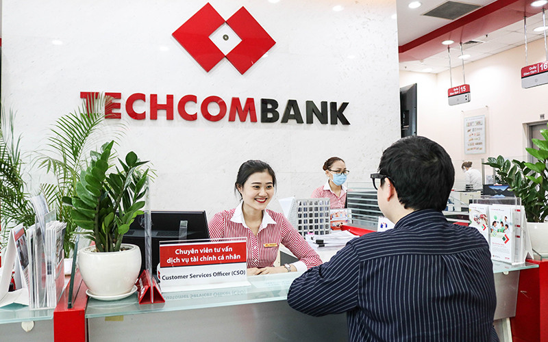 Khách hàng giao dịch tại Chi nhánh Ngân hàng Techcombank. (Ảnh Phương Hà)