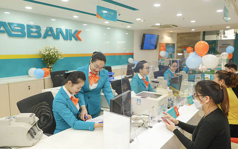 Khách hàng giao dịch tại Ngân hàng AB Bank. 