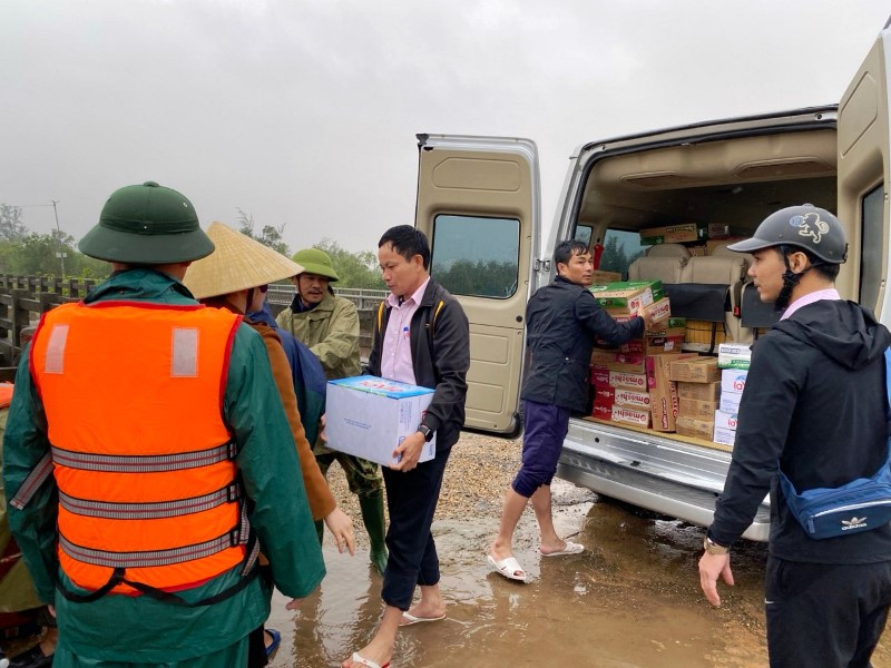 Nhu yếu phẩm được cán bộ NHCSXH tỉnh Hà Tĩnh trực tiếp chuyển đến bà con vùng lũ.