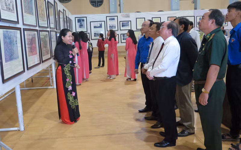 Đông đảo người xem Triển lãm bản đồ và trưng bày tư liệu "Hoàng Sa, Trường Sa của Việt Nam-Những bằng chứng lịch sử và pháp lý".