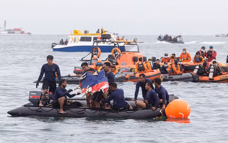 Các đội thợ lặn tìm kiếm máy bay gặp nạn ở vùng biển ngoài khơi Jakarta. (Ảnh: Getty Images)