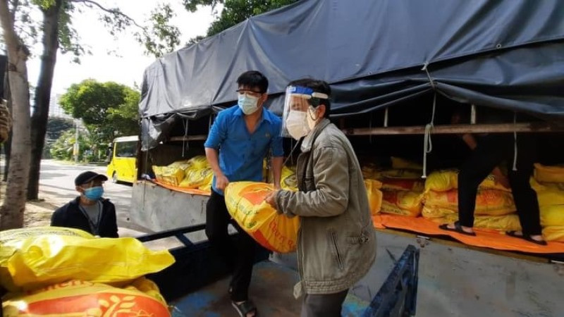 Bộ NN-PTNT phối hợp hỗ trợ lương thực, thực phẩm cho lao động gặp khó khăn. (Ảnh: Tổ công tác 970 cung cấp)