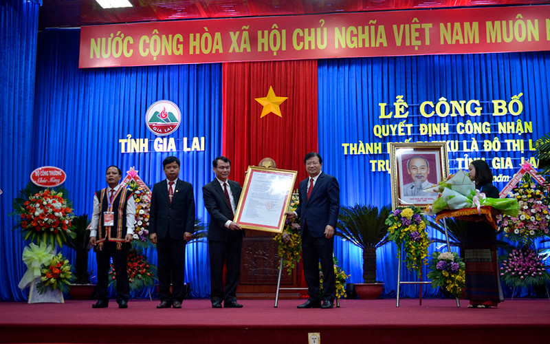 Phó Thủ tướng Trịnh Đình Dũng trao Quyết định của Thủ tướng Chính phủ công nhận TP Pleiku là đô thị loại một trực thuộc tỉnh Gia Lai.