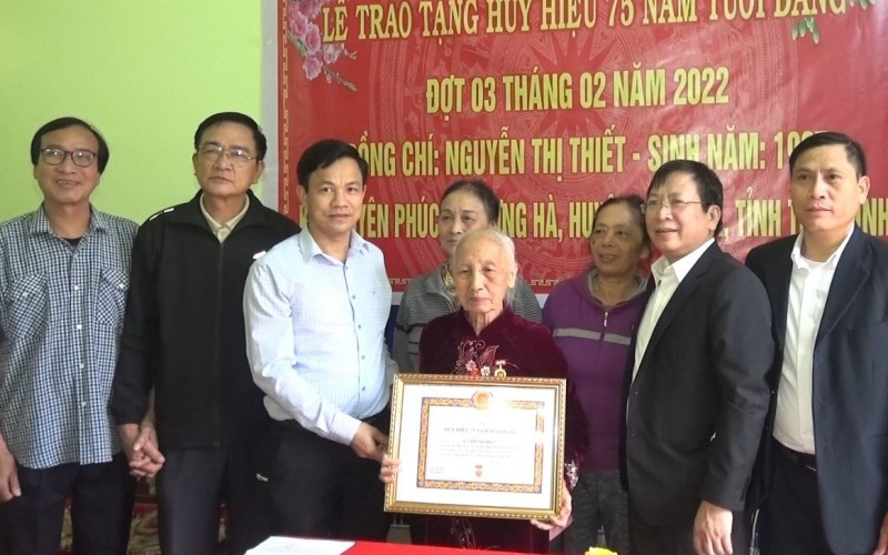 Trao huy hiệu 75 năm tuổi đảng cho đảng viên Nguyễn Thị Thiết, 95 tuổi, ở huyện Hưng Hà (tỉnh Thái Bình).