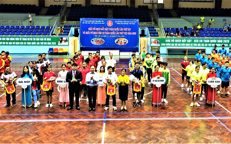 Lãnh đạo Tổng cục Thể dục Thể thao (Bộ Văn hóa, Thể thao và Du lịch) và Sở Văn hóa, Thể thao và Du lịch tỉnh Đắk Lắk tặng Cờ lưu niệm cho các đoàn tham dự giải.