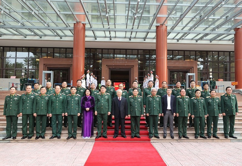  Tổng Bí thư, Chủ tịch nước Nguyễn Phú Trọng, Bí thư Quân ủy T.Ư; Đại tướng Ngô Xuân Lịch, Ủy viên Bộ Chính trị, Phó Bí thư Quân ủy T.Ư, Bộ trưởng Quốc phòng với các đại biểu dự Hội nghị. (Ảnh: TTXVN)