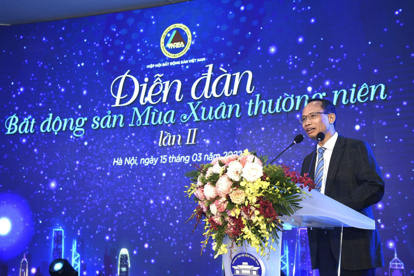 TS. Cấn Văn Lực, Thành viên Hội đồng tư vấn chính sách tài chính-tiền tệ quốc gia, Chuyên gia Kinh tế trưởng BIDV trình bày tham luận. (Ảnh: BTC)