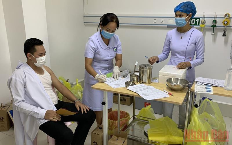 Lào đang tăng tốc tiêm vaccine ngừa Covid-19 cho người dân nhằm đạt mục tiêu 50% dân số được tiêm mũi thứ hai trong năm nay. (Ảnh: XUÂN SƠN)