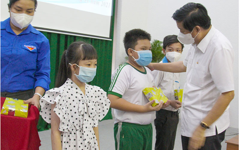 Bí thư Tỉnh ủy Vĩnh Long Bùi Văn Nghiêm trao thiết bị học tập cho các em. (Ảnh: Bá Dũng) 