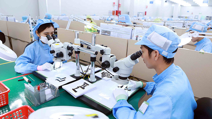 Sản xuất linh kiện điện tử tại Công ty Điện tử YPE Vina, Khu công nghiệp Bình Xuyên 2 (Vĩnh Phúc). Ảnh: TTXVN