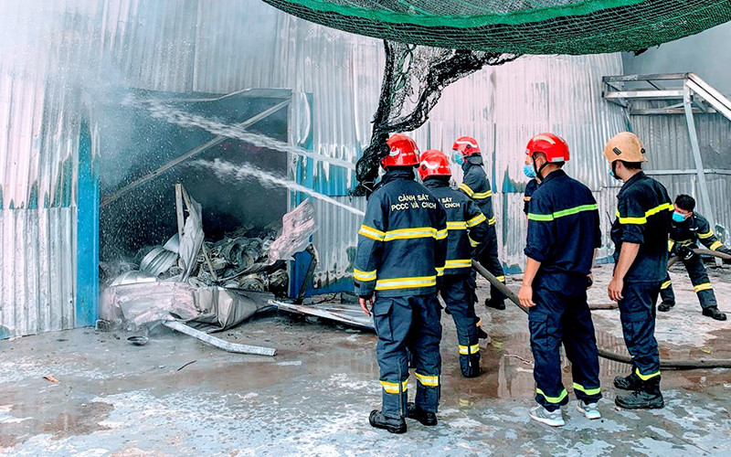 Lực lượng PCCC nỗ lực dập tắt đám cháy.