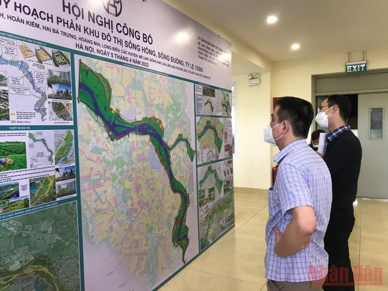 Người dân tìm hiểu quy hoạch.