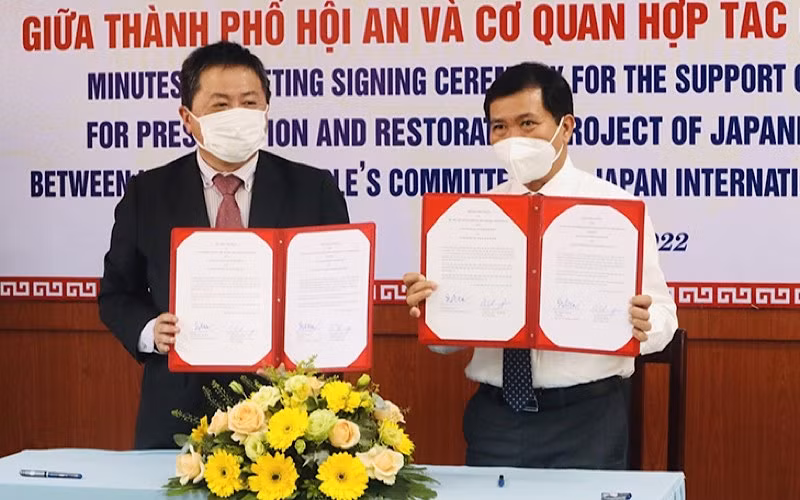 Lãnh đạo Ủy ban nhân dân thành phố Hội An và JICA Việt Nam ký kết hợp tác. 