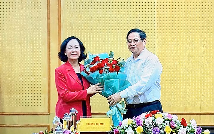 Thủ tướng Phạm Minh Chính tặng hoa chúc mừng Trưởng Ban Tổ chức T.Ư Trương Thị Mai. Ảnh: NGỌC ANH