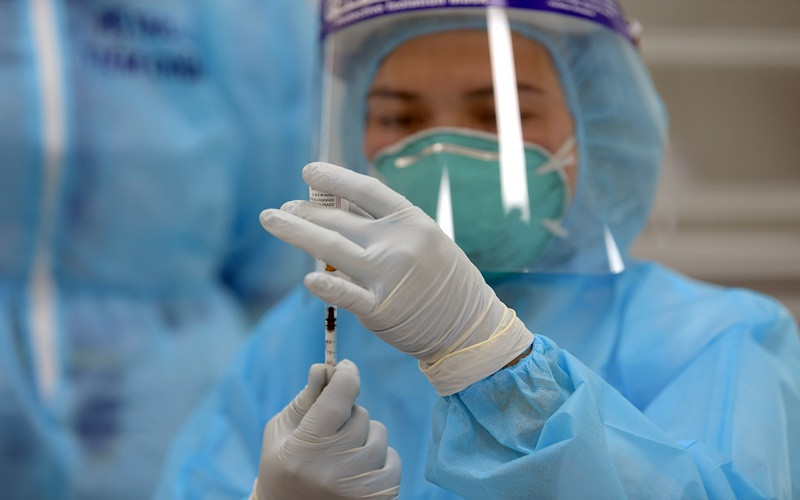 Nhân viên y tế Việt Nam tiêm vaccine ngừa Covid-19 cho người dân. (Ảnh: DUY LINH)