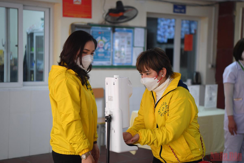 Giáo viên Trường tiểu học Thăng Long (quận Hoàn Kiếm, Hà Nội) tiến hành diễn tập phương án đón học sinh trở lại trường vào ngày 21/2 tới đây. (ẢNH: SƠN BÁCH)