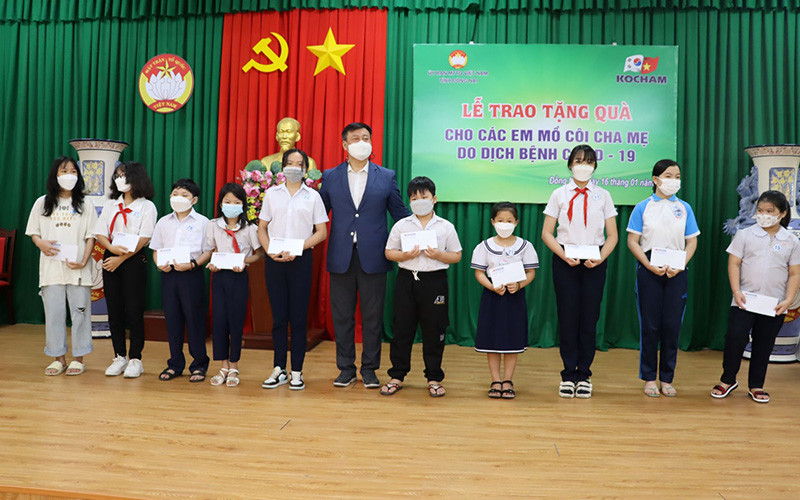 Đại diện nhà tài trợ trao quà cho các em mồ côi cha, mẹ tại TP Biên Hòa (Đồng Nai).