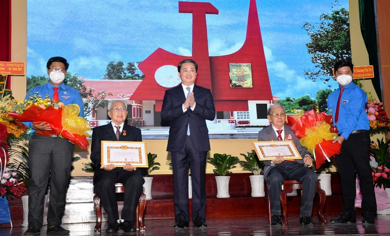 Bí thư Tỉnh ủy Bến Tre Lê Đức Thọ trao huy hiệu 70 năm tuổi Đảng tặng các  đảng viên.