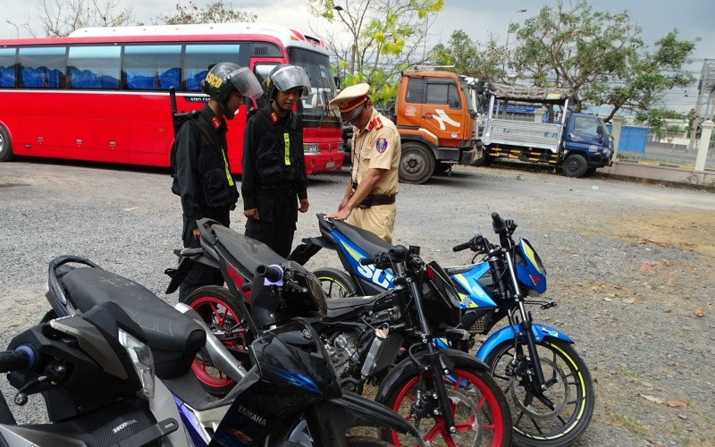 Lực lượng công an tạm giữ phương tiện của các đối tượng tham gia đua xe trái phép trên quốc lộ 51.