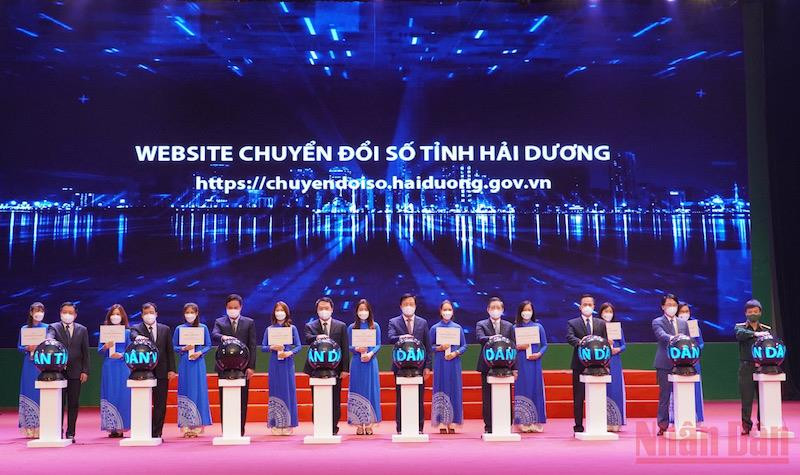 Các đồng chí lãnh đạo nhấn nút khai trương Trung tâm giám sát, điều hành thông minh.