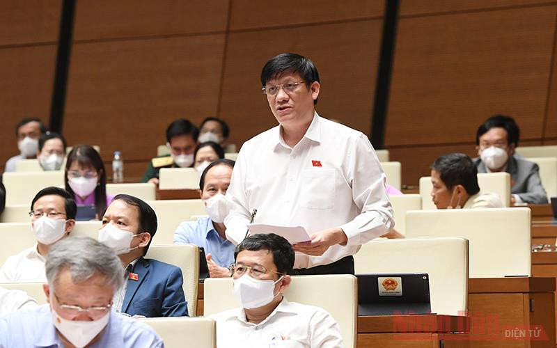 Bộ trưởng Y tế Nguyễn Thanh Long báo cáo trước Quốc hội về chiến lược vaccine. Ảnh: DUY LINH