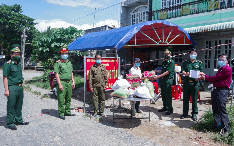 Thăm tặng quà chốt kiểm soát phòng, chống dịch tại ấp Âu Thọ B, xã Vĩnh Hải, thị xã Vĩnh Châu.