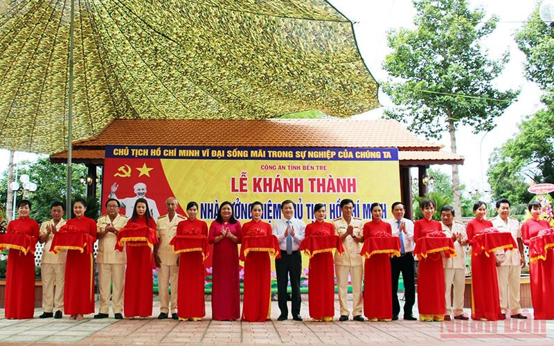 Lãnh đạo tỉnh Bến Tre cắt băng khánh thành công trình Nhà tưởng niệm Chủ tịch Hồ Chí Minh.