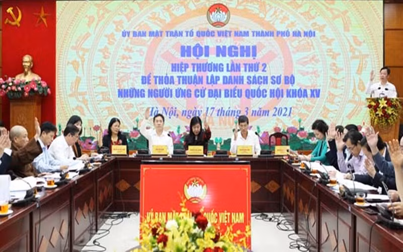 Các đại biểu tiến hành biểu quyết tại hội nghị.