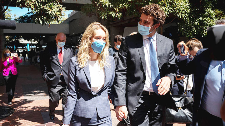 Nữ tỷ phú Elizabeth Holmes sau phiên tòa ngày 3-1. Ảnh: FT