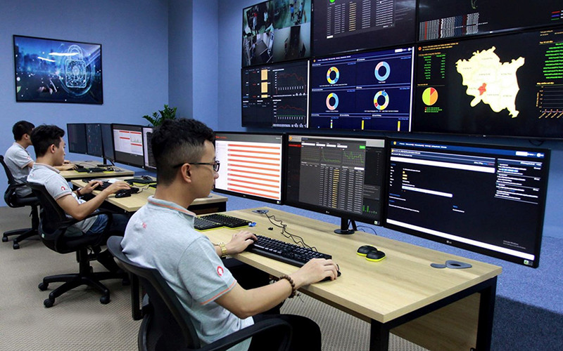 Không gian mạng không chỉ là ảo, mà là rất thật, với nhiều vấn đề cần kiểm soát. Trong ảnh: Trung tâm điều hành an ninh mạng tỉnh Thái Bình. Ảnh: Thế Duyệt