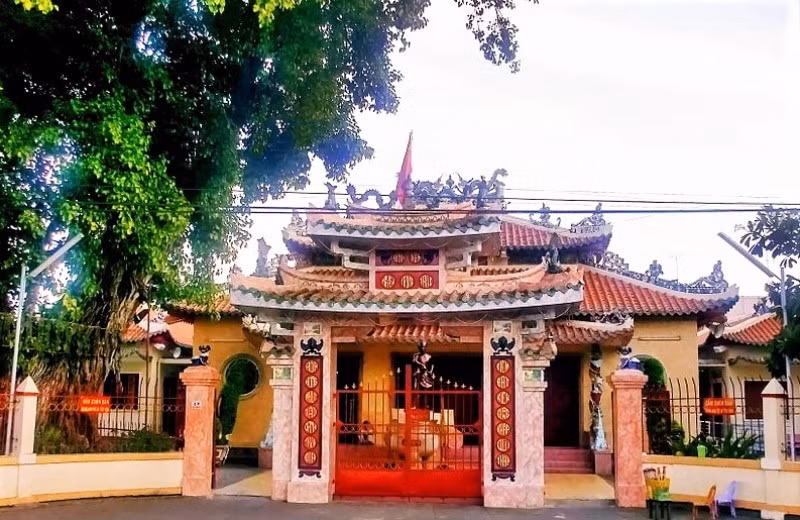 Đền thờ Nguyễn Trung Trực tọa tại số 8 đường Nguyễn Công Trứ, phường Vĩnh Thanh, TP Rạch Giá.