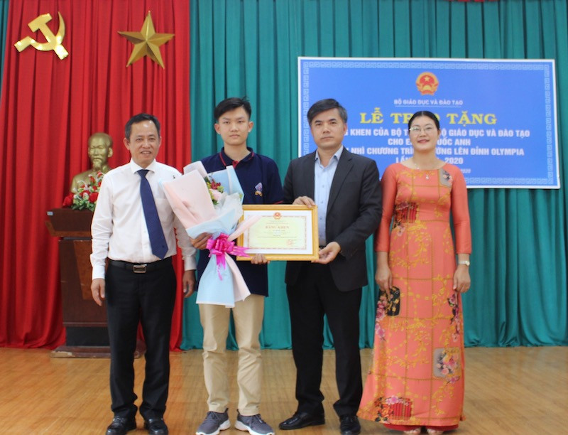 Á quân Đường lên đỉnh Olympia 2020 Vũ Quốc Anh (thứ 2 từ trái sang) cùng các thầy cô, nhận Bằng khen của Bộ trưởng GD-ĐT 