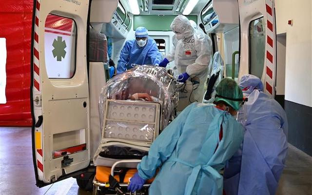 Nhân viên y tế chuyển bệnh nhân Covid-19 tới bệnh viện tại Varese, Italy, ngày 19-10-2020. (Ảnh: AFP/ TTXVN)