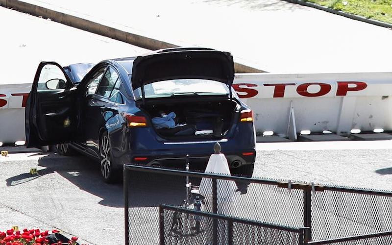 Chiếc ô-tô màu xanh dương lao vào rào chắn của cảnh sát bên ngoài toà nhà Quốc hội Mỹ, ngày 2-4-2021. (Ảnh: Reuters)