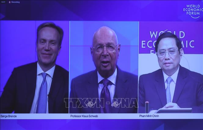 Chủ tịch WEF Borge Brende (trái) và Chủ tịch điều hành và Nhà sáng lập Diễn đàn Kinh tế thế giới (WEF) Giáo sư Klaus Schwab (giữa) cùng Thủ tướng Chính phủ Phạm Minh Chính đồng chủ trì Đối thoại chiến lược quốc gia giữa Việt Nam và WEF. Ảnh: TTXVN