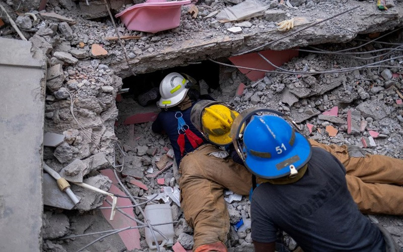 Lực lượng cứu hỏa Haiti tìm kiếm nạn nhân bị vùi lấp trong một khách sạn bị sập tại Les Cayes. (Ảnh: Reuters)