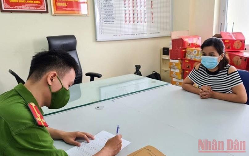 Đối tượng Nguyễn Thị Thu Hồng tại cơ quan điều tra. (Ảnh: LÊ TÚ).