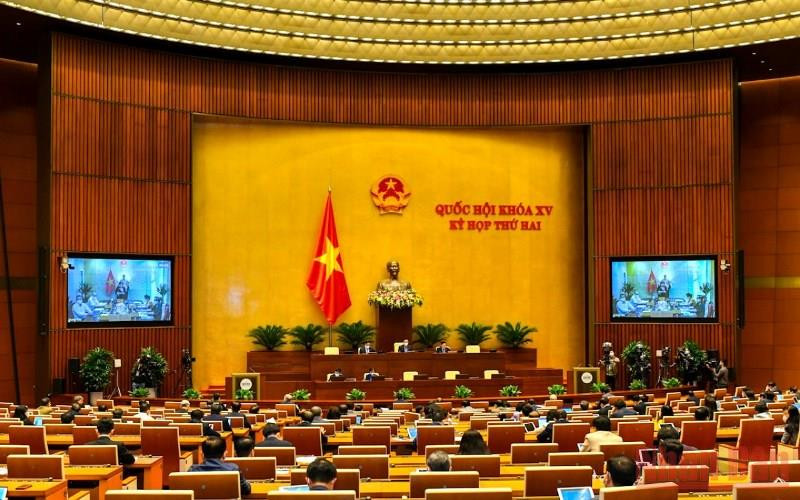 Quốc hội thảo luận trực tuyến tại hội trường sáng 24/10. (Ảnh: LINH NGUYÊN)