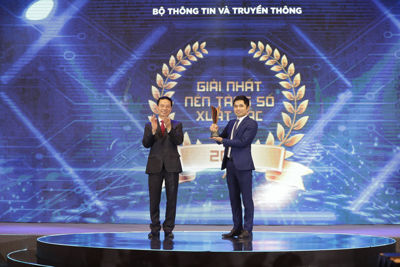 Đại diện Nền tảng akaBot của Tập đoàn FPT nhận Giải nhất Sản phẩm số-Giải thưởng Make in Vietnam 2020. (Ảnh do FPT cung cấp)