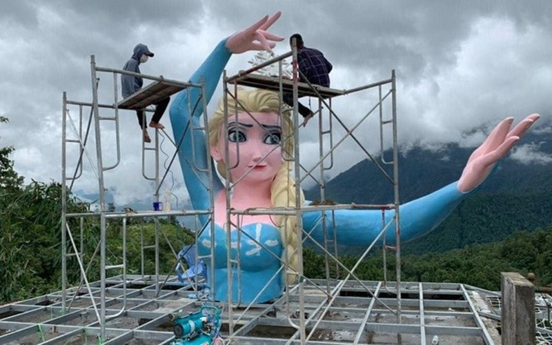 Hình ảnh bức tượng Elsa ở Sa Pa đang lan truyền trên mạng với nhiều ý kiến tiêu cực. 