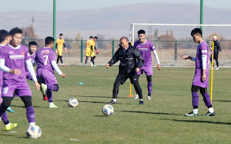 HLV Park Hang-seo và các cầu thủ U23 Việt Nam tại buổi tập trước trận đấu với U23 Ðài Loan (Trung Quốc).